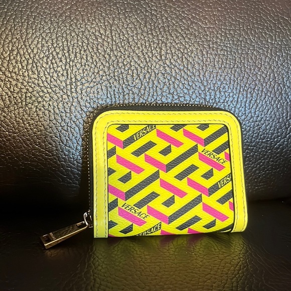 SALE !! Versace unisex La Greca leather logo compact wallet / belt pouch NWB - Picture 2 of 8